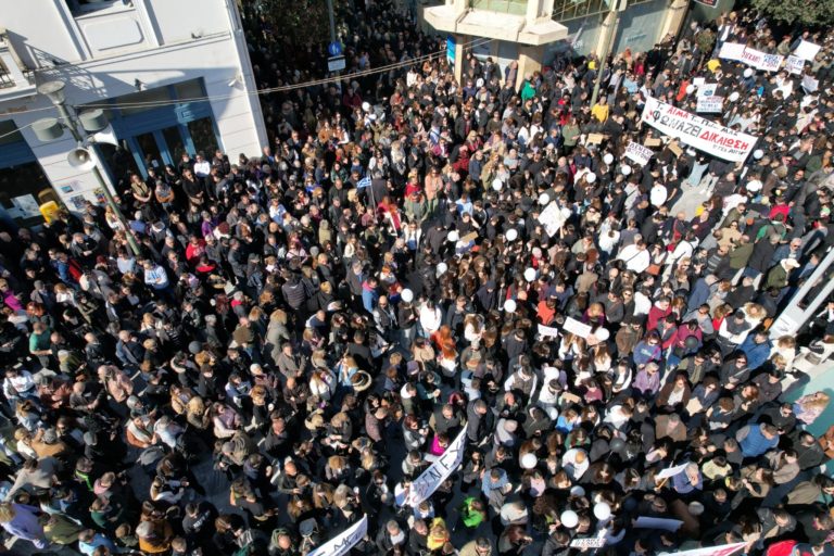 ‘Aφησαν 57 κόκκινα γαρύφαλλα στην είσοδο του σιδηροδρομικού σταθμού στο Αίγιο –
