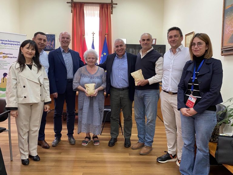 Επίδοση εσόδων από το 3ο Μαθητικό Πασχαλινό Παζάρι, σε ΕΚΑΜΕ Αιγίου και «Χαμόγελο του Παιδιού»