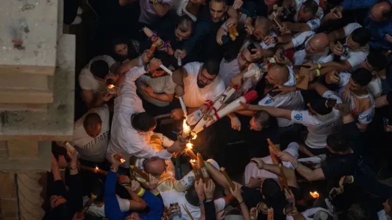 «Δεύτε λάβετε Φως» – Χαρμόσυνα ηχούν οι καμπάνες στα Ιεροσόλυμα