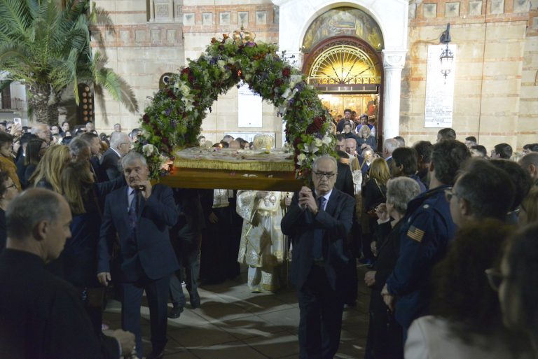 Αίγιο: Συγκίνηση και δέος στην περιφορά των Επιταφίων