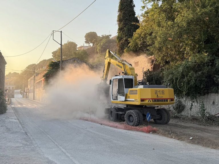 Κατεδαφίστηκε το ετοιμόρροπο κτίριο-αποθήκη του Συνεταιρισμού Κουνινάς στην παραλία Αιγίου