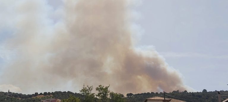 Μάχη με τις φλόγες στη Συμπολιτεία Αιγιαλείας – Ισχυρές δυνάμεις πυρόσβεσης στο μέτωπο της πυρκαγιάς