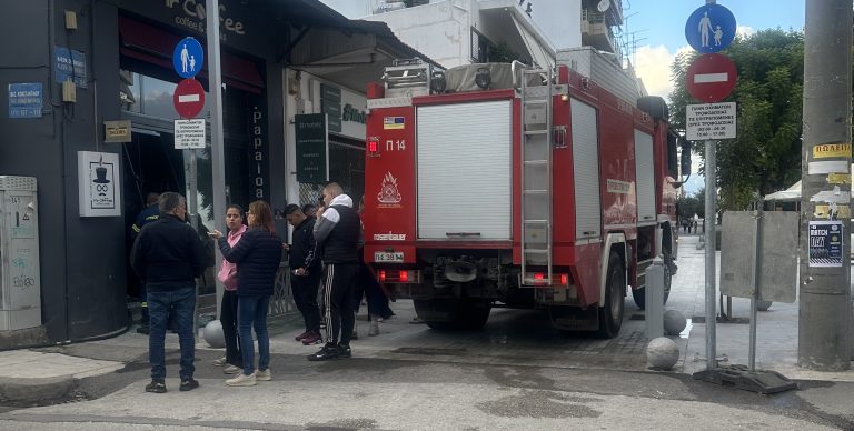 Φωτιά σε καφέ στην Τρίγωνη Πλατεία Αιγίου – Υπό έλεγχο από την Πυροσβεστική