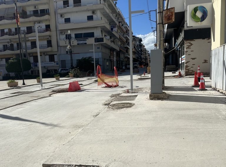 Προχωρά η ανάπλαση στη Μητροπόλεως – Φωτιστικά, πλακόστρωση και έτοιμη πρόσβαση στα Ψηλαλώνια πριν τα Χριστούγεννα