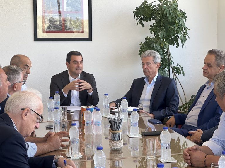 Επίσκεψη Σκρέκα στην Παναιγιάλεια Ένωση Συνεταιρισμών: «Άξια θαυμασμού η πορεία της ΠΕΣ – Χρέος της Πολιτείας η στήριξη των συλλογικών σχημάτων»