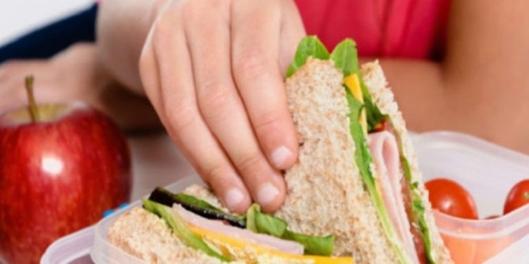 Σχολικά γεύματα σε 22 δημοτικά σχολεία της Αιγιάλειας για το 2025-2026