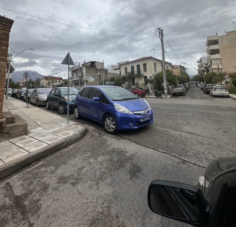 Όχι δεν μπορείς να παρκάρεις όπου θέλεις! – Παρκαρισμένα οχήματα στις γωνίες του Αιγίου – Κίνδυνος για οδηγούς και πεζούς