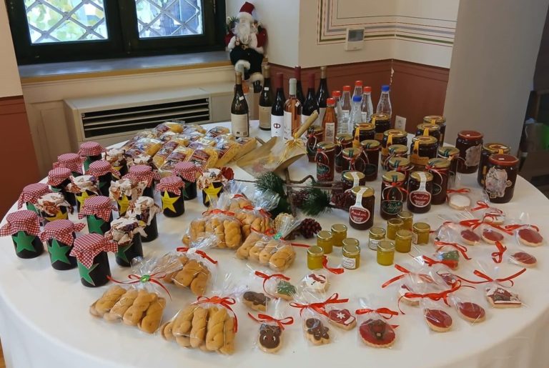 Εορταστικό Bazaar Αγάπης & Φιλανθρωπίας από την Ιερά Μητρόπολη Καλαβρύτων και Αιγιαλείας στο Αίγιο