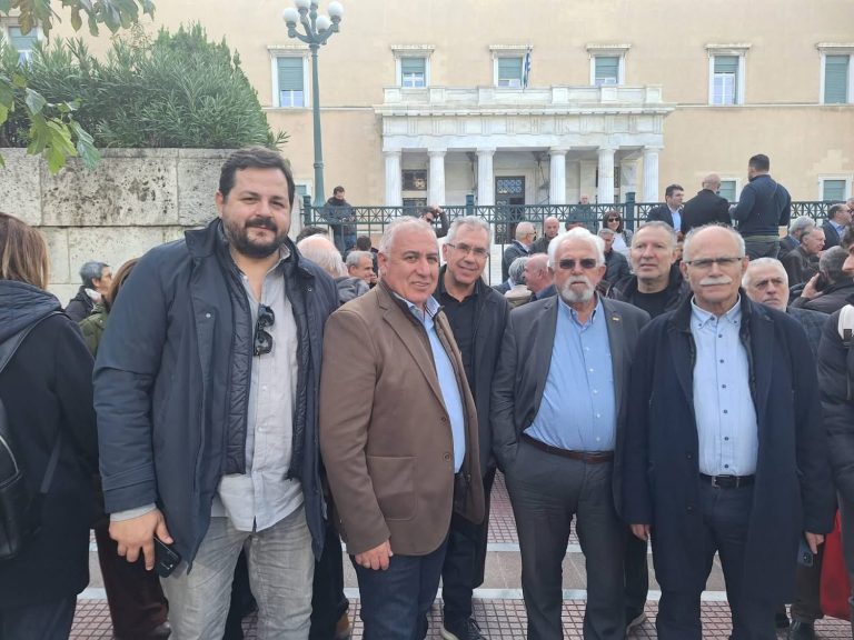 Ο Δήμαρχος Αιγιαλείας στη συμβολική συγκέντρωση διαμαρτυρίας της ΚΕΔΕ έξω από τη Βουλή