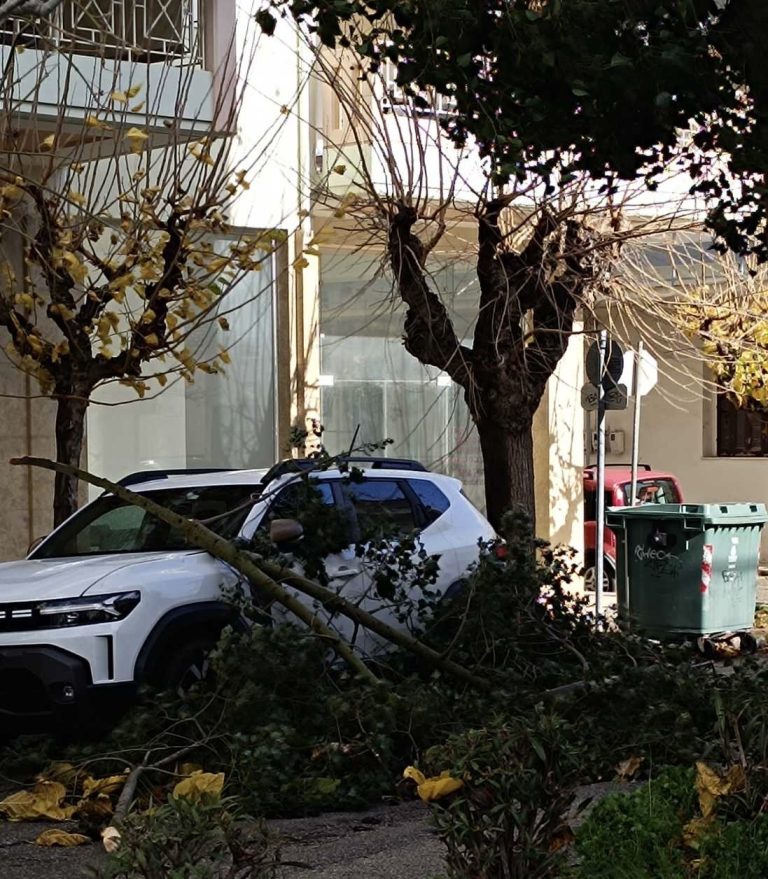 Σφοδρή κακοκαιρία πλήττει την Αχαΐα-Ισχυροί άνεμοι και δυνατή βροχόπτωση στο Αίγιο και την Πάτρα