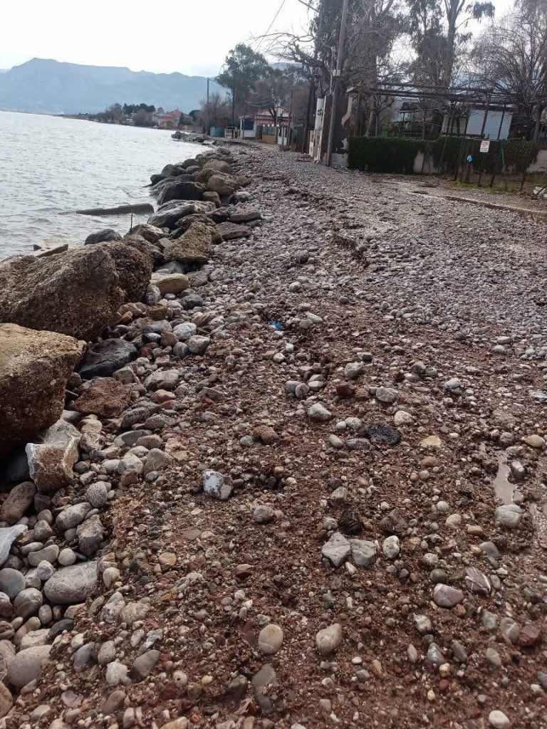 Απροσπέλαστη η παραλιακή Τέμενης–Βαλιμιτίκων μετά την καταιγίδα – Κλειστός ο δρόμος, αγανάκτηση κατοίκων