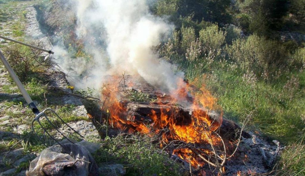 Διοικητικό πρόστιμο 937 ευρώ σε 68χρονο στην Αιγείρα για ανεξέλεγκτη καύση κλαδοδεμάτων