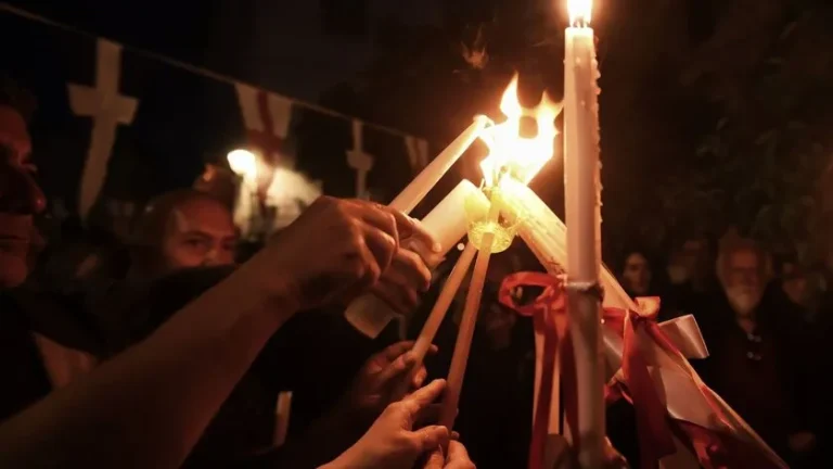 Άφιξη Αγίου Φωτός στο Αίγιο – Απόψε η υποδοχή στα Σ.Ε.Α.
