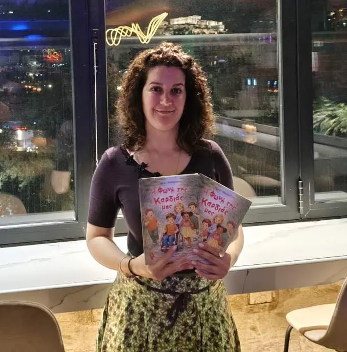 Έλενα Καραμπάση: «Η φωνή της καρδιάς μας» – Συγγραφικό ντεμπούτο με το παραμύθι για τη διαφορετικότητα, τη φιλία και την αποδοχή
