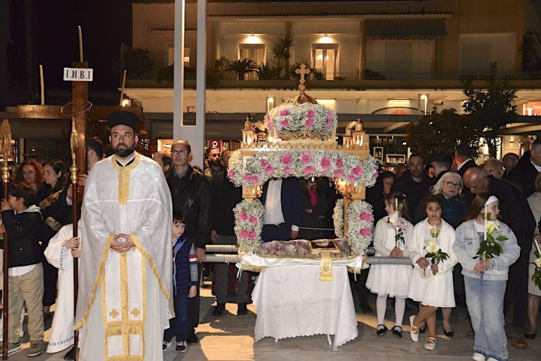 Με κατάνυξη και ιερή μεγαλοπρέπεια η συνάντηση των Επιταφίων στο Αίγιο