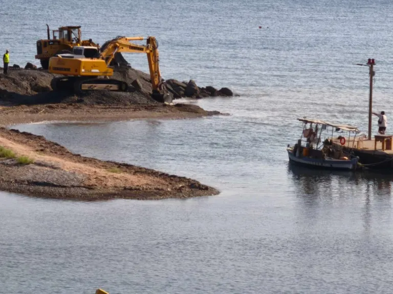 Διακόπηκαν οι εργασίες καθαρισμού στο λιμανάκι Κρυονερίου μετά από καταγγελία – Αναμένει το «πράσινο φως» της Εισαγγελίας η Περιφέρεια
