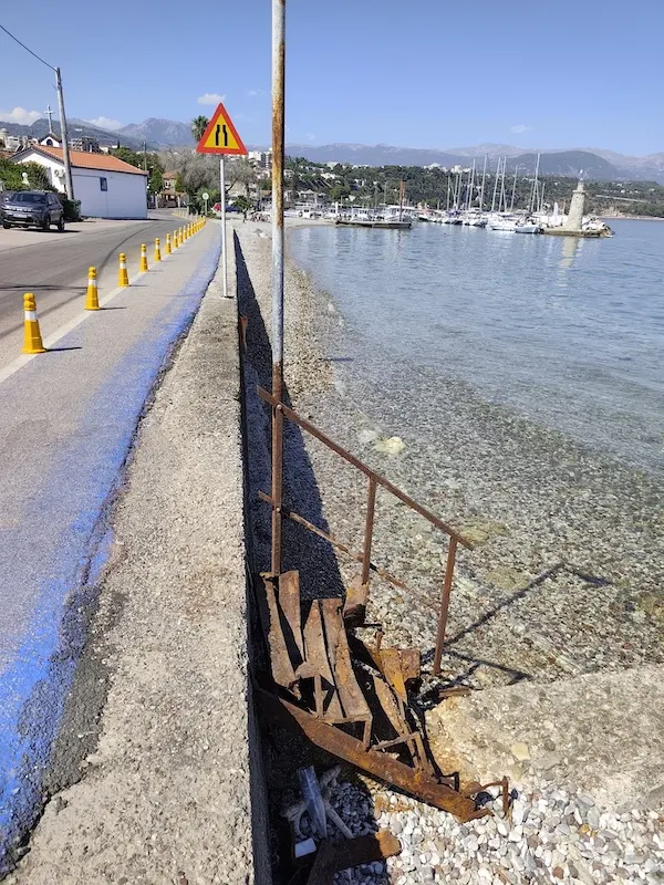 Αλλαγή σκάλας στην παραλία Αλυκής