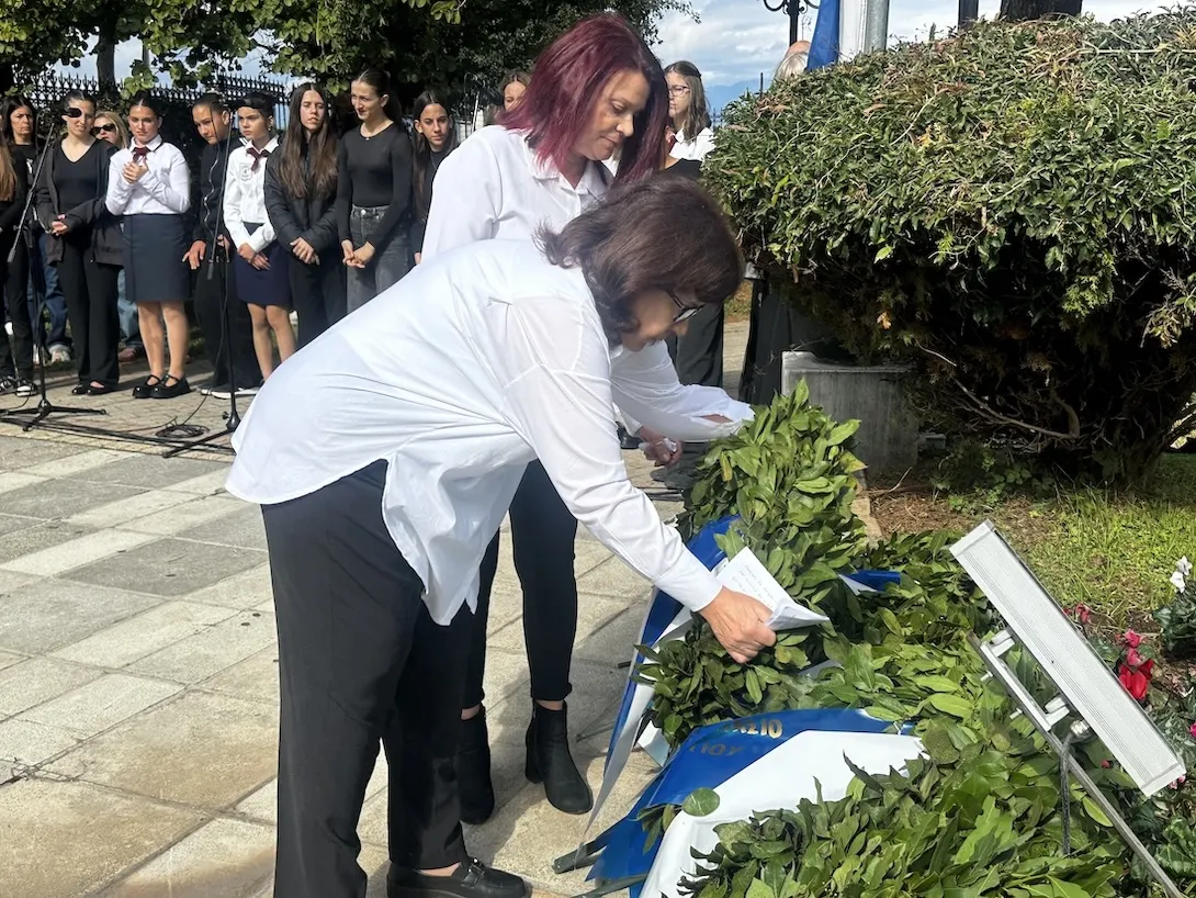 Με συγκίνηση, εθνική υπερηφάνεια και σεβασμό στους ήρωες του Έπους του ’40 η κατάθεση στεφάνων στα Υψηλά Αλώνια Αιγίου