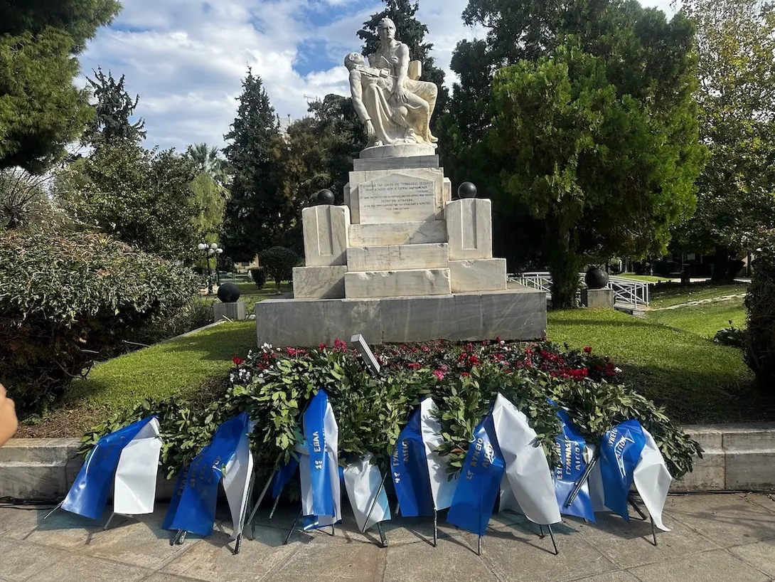 Με συγκίνηση, εθνική υπερηφάνεια και σεβασμό στους ήρωες του Έπους του ’40 η κατάθεση στεφάνων στα Υψηλά Αλώνια Αιγίου