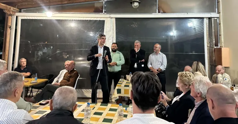 Γλαβίνας από την Άκολη: «Μας κόστισε, αλλά βάλαμε πάνω απ’ όλα το εθνικό καλό – Ο σπόρος του ΠΑΣΟΚ αναγεννήθηκε και θέριεψε»