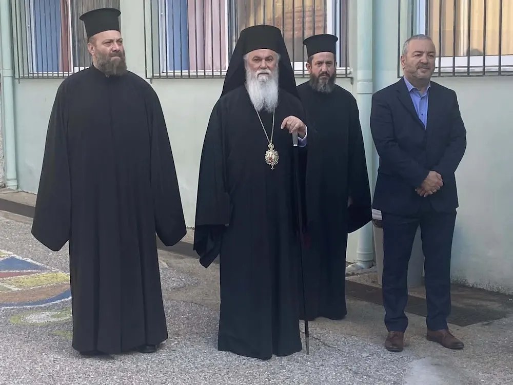 Παρουσία του Σεβασμιωτάτου Μητροπολίτου Καλαβρύτων και Αιγιαλείας κ. Ιερωνύμου στην επετειακή εκδήλωση του 2ου Δημοτικού Σχολείου Αιγίου για την 28η Ο