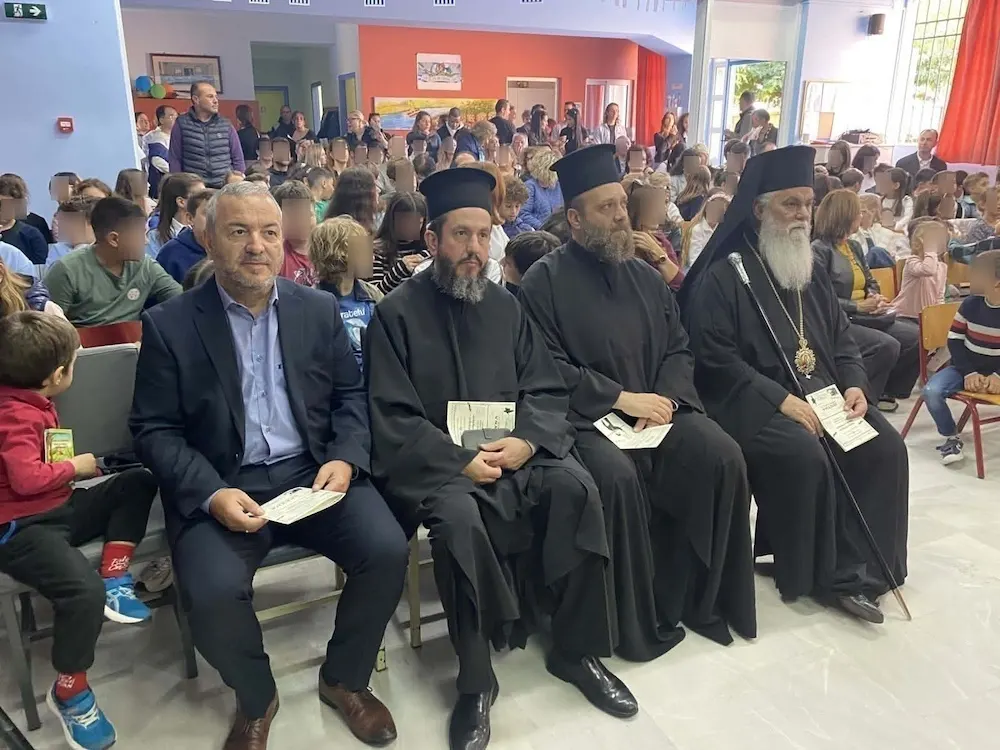 Παρουσία του Σεβασμιωτάτου Μητροπολίτου Καλαβρύτων και Αιγιαλείας κ. Ιερωνύμου στην επετειακή εκδήλωση του 2ου Δημοτικού Σχολείου Αιγίου για την 28η Ο