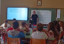 Ενημερωτική ομιλία για την οδική ασφάλεια σε μαθητές από τον Αστυνομικό Υποδιευθυντή Βασίλειο Ροδόπουλο